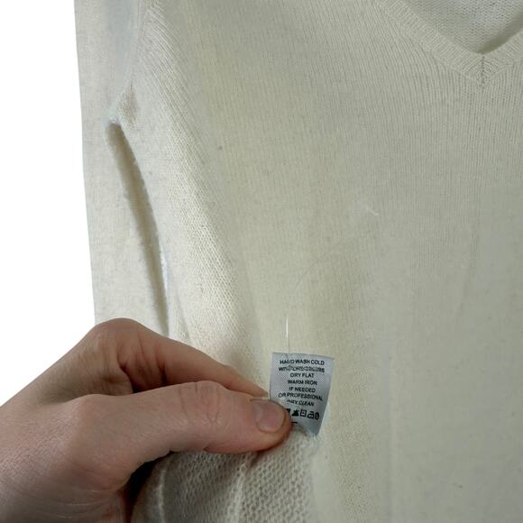 Subtle Luxury Nelly Washable Cashmere Sweater V-Neck Cream FLAW Womens S/M - Picture 5 of 7